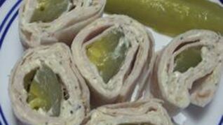 Рецепт Рулетиков из лаваша с маринованными огурцами и ветчиной