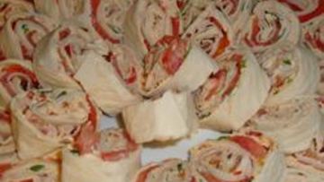 Рецепт Рулетиков из лаваша с семгой и ветчиной