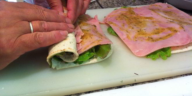 Рецепт рулетиков из лаваша с семгой и ветчиной