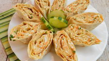 Рецепт Рулетиков из лаваша с сыром, яйцами и морковью