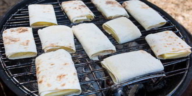 Рецепт сулугуней в лаваше на углях