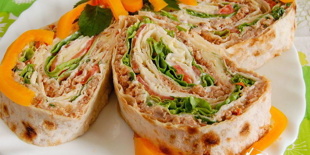 Как приготовить закуску из лаваша с фаршем и помидорами