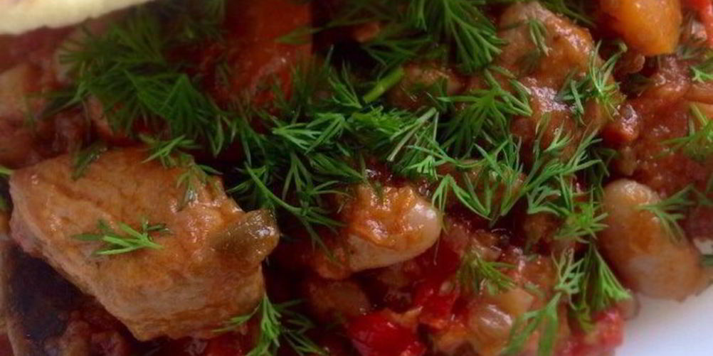 Как приготовить фасоль с овощами и мясом на пшеничной лепешке