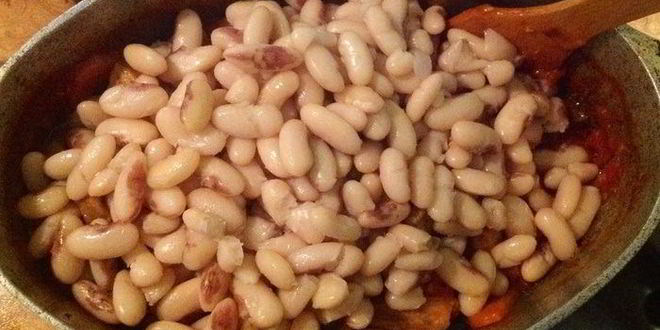 Рецепт фасоли с овощами и мясом на пшеничной лепешке