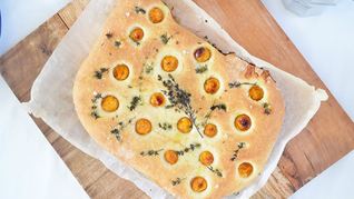 Рецепт Фокаччи с физалисом и тимьяном