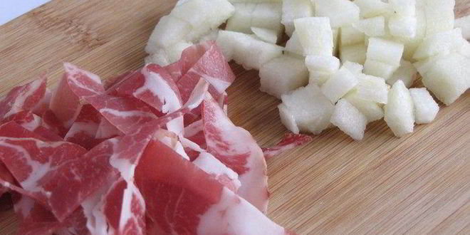 Рецепт фокаччи с грушей, сыром и беконом