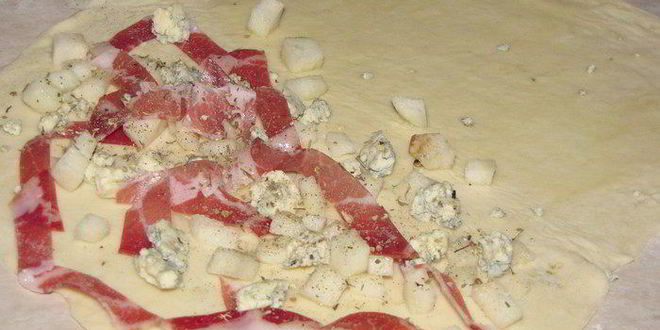 Рецепт фокаччи с грушей, сыром и беконом