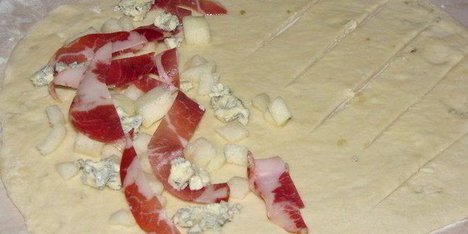 Рецепт фокаччи с грушей, сыром и беконом