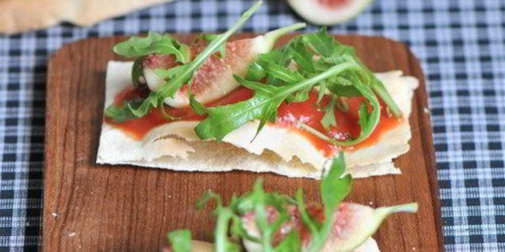 Как приготовить фокаччу с инжиром, рукколой и пармезаном