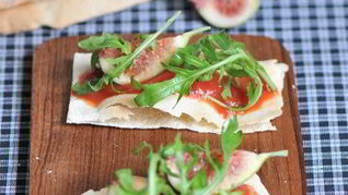 Рецепт Фокаччи с инжиром, рукколой и пармезаном