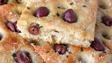Рецепт Фокаччи с маслинами и розмарином