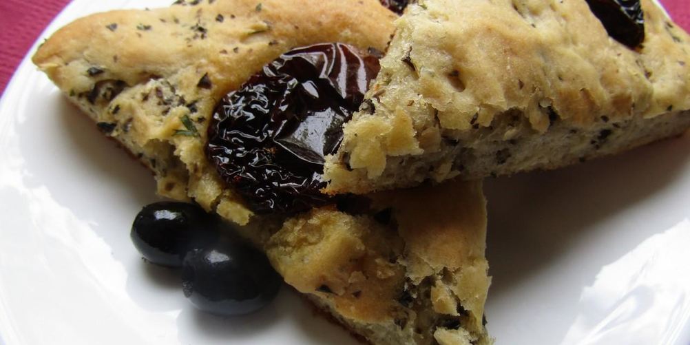 Как приготовить фокаччу с тапенадой и вялеными томатами