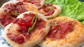 Рецепт Фокаччи с томатами и базиликом