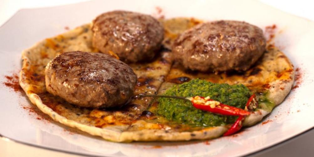 Как приготовить кефту из баранины на лепешке с кунжутом