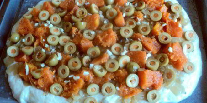 Рецепт лепешки с тыквой, оливками и луком