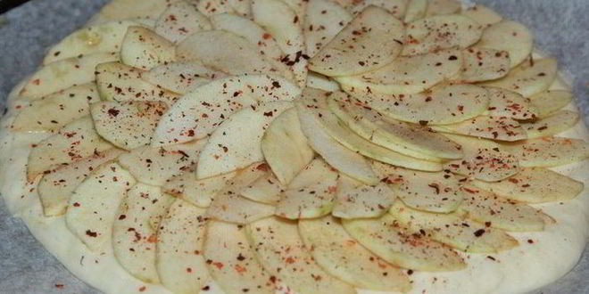 Рецепт лепешки с яблоком и сыром