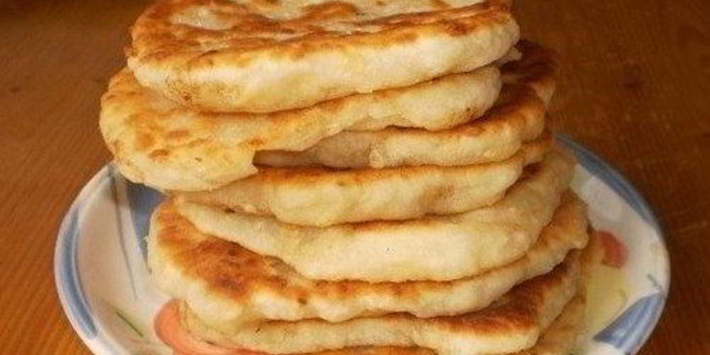 Как приготовить мягкие сырные лепешки с начинкой из ветчины