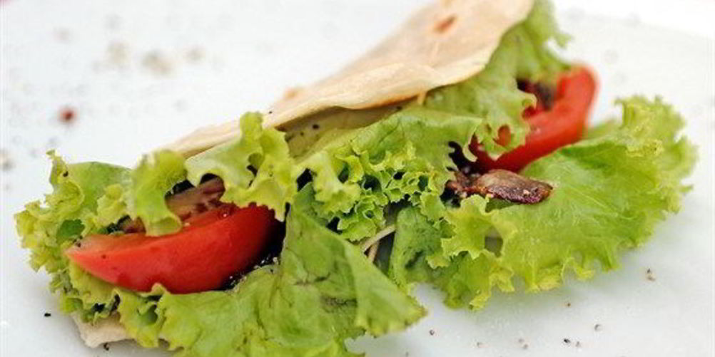 Как приготовить питу с зеленью, жареным луком и беконом