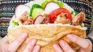 Рецепт Питы со свежими овощами и курицей на углях