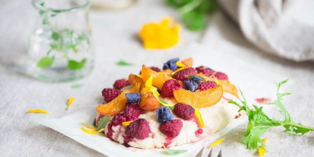 Как приготовить сладкую фокаччу с лавандой, малиной и абрикосами