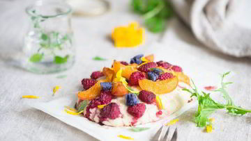 Рецепт Сладкой фокаччи с лавандой, малиной и абрикосами