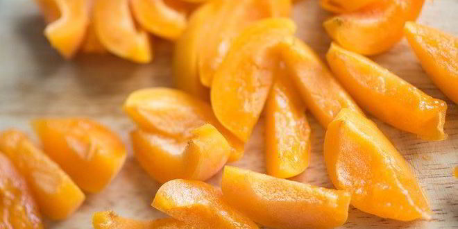 Рецепт сладкой фокаччи с лавандой, малиной и абрикосами