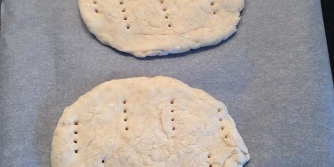 Рецепт сладкой фокаччи с лавандой, малиной и абрикосами