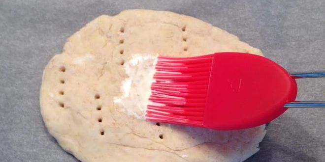 Рецепт сладкой фокаччи с лавандой, малиной и абрикосами