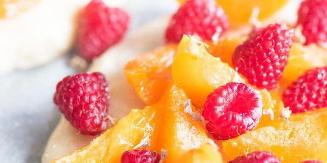 Рецепт сладкой фокаччи с лавандой, малиной и абрикосами