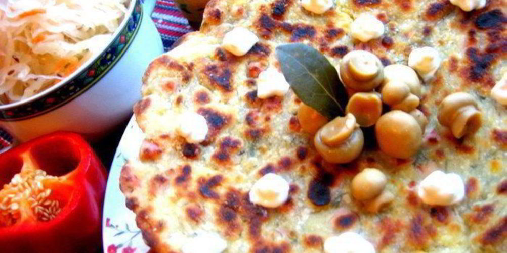 Как приготовить сырно-тыквенные лепешки с колбасой и зеленью