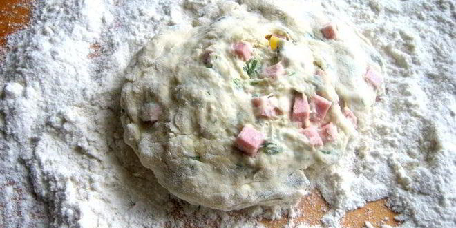 Рецепт сырно-тыквенных лепешки с колбасой и зеленью