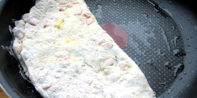 Рецепт сырно-тыквенных лепешки с колбасой и зеленью