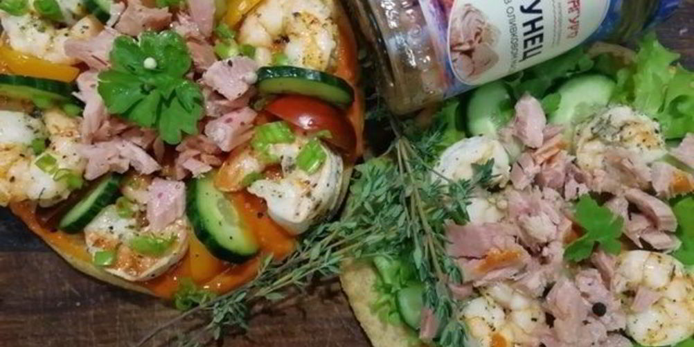 Как приготовить цельнозерновую лепешку с тунцом, креветками и перечным соусом