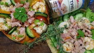 Рецепт Цельнозерновой лепешки с тунцом, креветками и перечным соусом