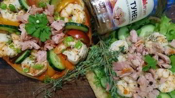 Рецепт Цельнозерновой лепешки с тунцом, креветками и перечным соусом
