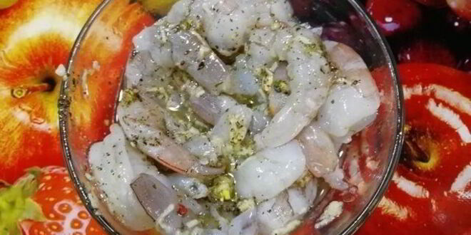 Рецепт цельнозерновой лепешки с тунцом, креветками и перечным соусом