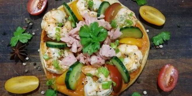 Рецепт цельнозерновой лепешки с тунцом, креветками и перечным соусом