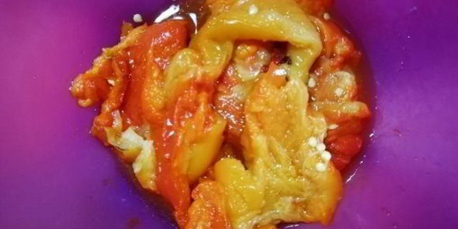 Рецепт цельнозерновой лепешки с тунцом, креветками и перечным соусом