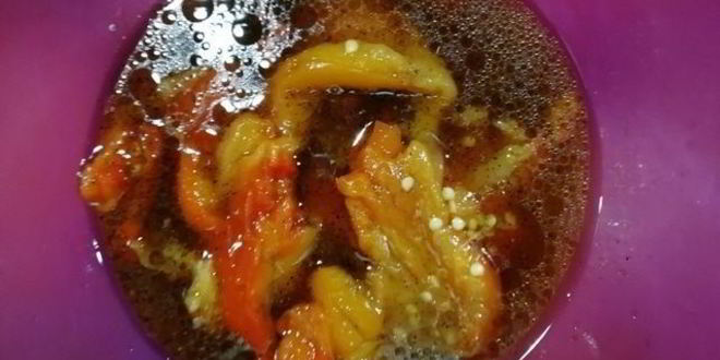 Рецепт цельнозерновой лепешки с тунцом, креветками и перечным соусом