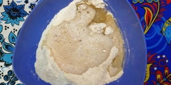 Рецепт цельнозерновой лепешки с тунцом, креветками и перечным соусом