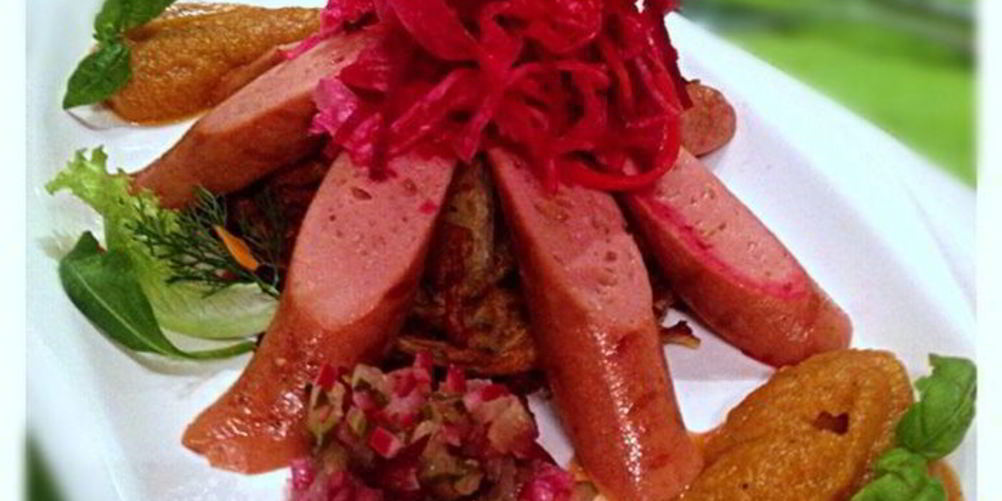 Как приготовить вегетарианские сосиски с квашеной капустой на лепешке из кабачков с яблочно-морковным пюре