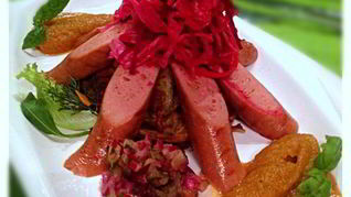 Рецепт Вегетарианских сосисок с квашеной капустой на лепешке из кабачков с яблочно-морковным пюре