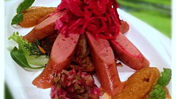 Рецепт Вегетарианских сосисок с квашеной капустой на лепешке из кабачков с яблочно-морковным пюре