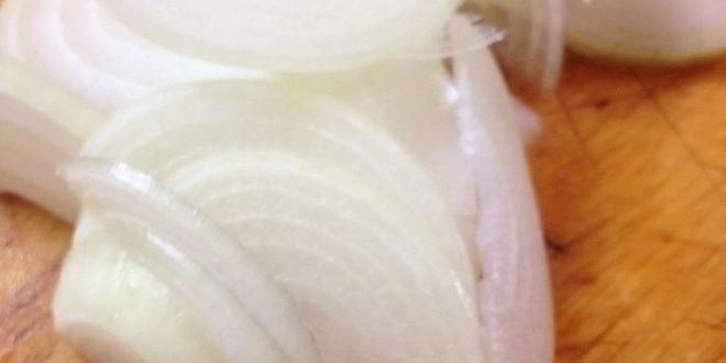 Рецепт вегетарианских сосисок с квашеной капустой на лепешке из кабачков с яблочно-морковным пюре