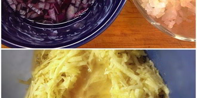 Рецепт вегетарианских сосисок с квашеной капустой на лепешке из кабачков с яблочно-морковным пюре