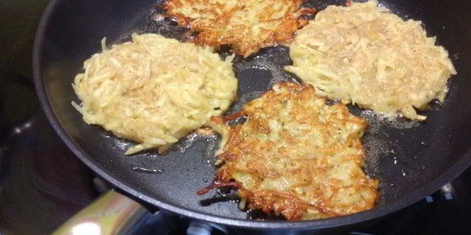 Рецепт вегетарианских сосисок с квашеной капустой на лепешке из кабачков с яблочно-морковным пюре