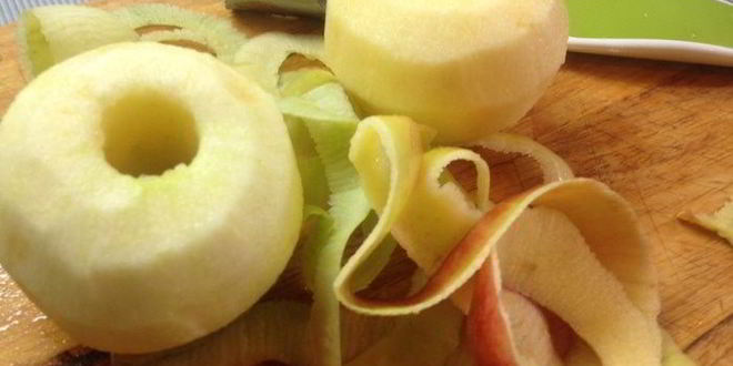 Рецепт вегетарианских сосисок с квашеной капустой на лепешке из кабачков с яблочно-морковным пюре