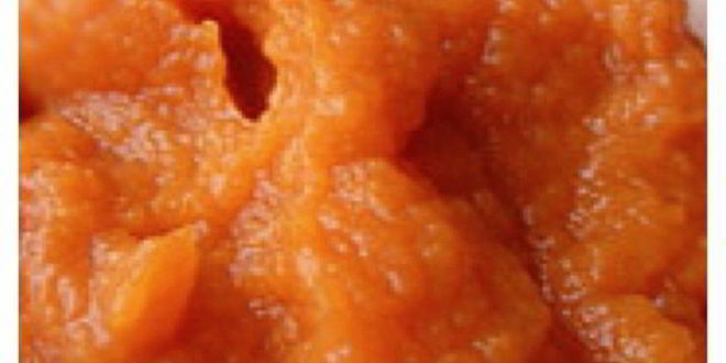 Рецепт вегетарианских сосисок с квашеной капустой на лепешке из кабачков с яблочно-морковным пюре