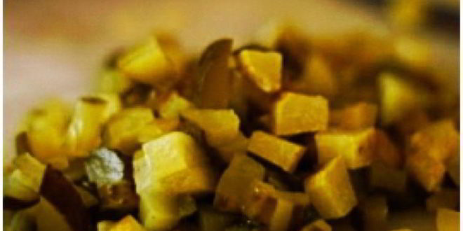 Рецепт вегетарианских сосисок с квашеной капустой на лепешке из кабачков с яблочно-морковным пюре