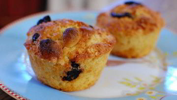 Рецепт Маффинов с белым шоколадом, макадамией и вишней